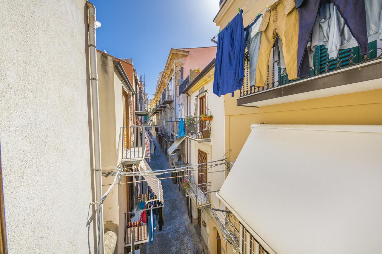Dafni E Naide Bed & Breakfast Cefalu Bagian luar foto